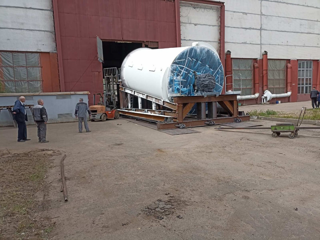 Готовая крупногабаритная установка перед транспортировкой